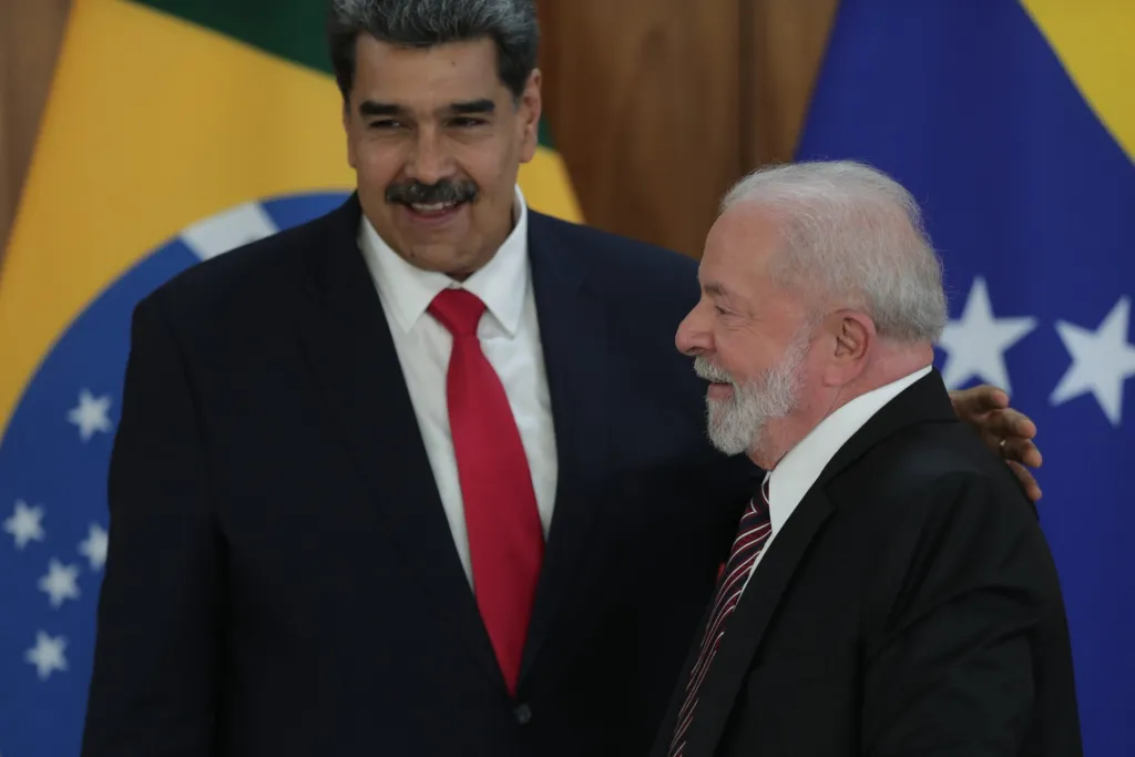 El presidente de Brasil, Luiz Inácio Lula da Silva, y su homólogo venezolano, Nicolás Maduro, participan en una rueda de prensa tras una reunión hoy, en el Palacio do Planalto, en Brasilia (Brasil). EFE/André Coelho