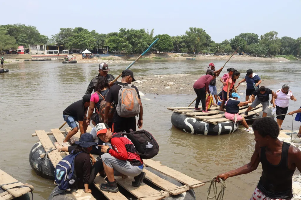 Migrantes cruzan el río Suchiate, en la ciudad de Tapachula, Chiapas (México). EFE/Juan Manuel Blanco