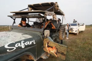 Turistas recorren la reserva natural Hato La Aurora, en el departamento de Casanare (Colombia). EFE/Carlos Ortega