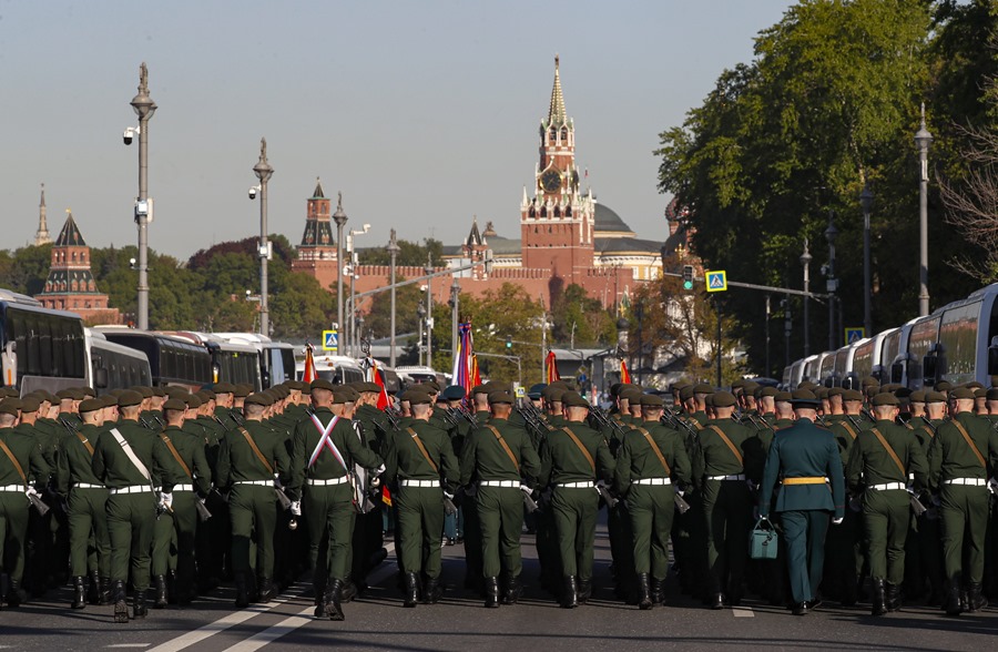 Militares rusos marchan por el centro de Moscú, en el desfile conmemorativo del Día de la Victoria. EFE/EPA/Yuri Kochetkov