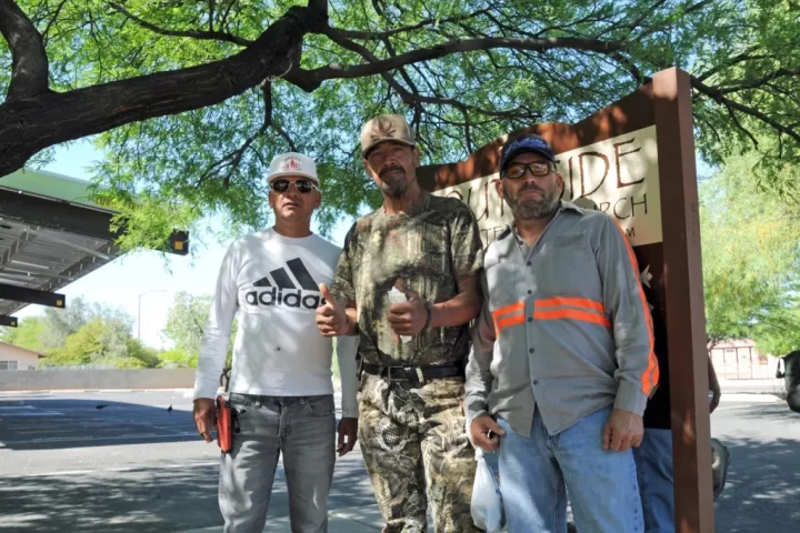 Los inmigrantes mexicanos Francisco Ruiz (i), Ramiro (c) y Alonso Vázquez (d), posan durante una entrevista con EFE, en el Centro para Jornaleros en el sur de Tucson, Arizona (EE.UU.). EFE/María León