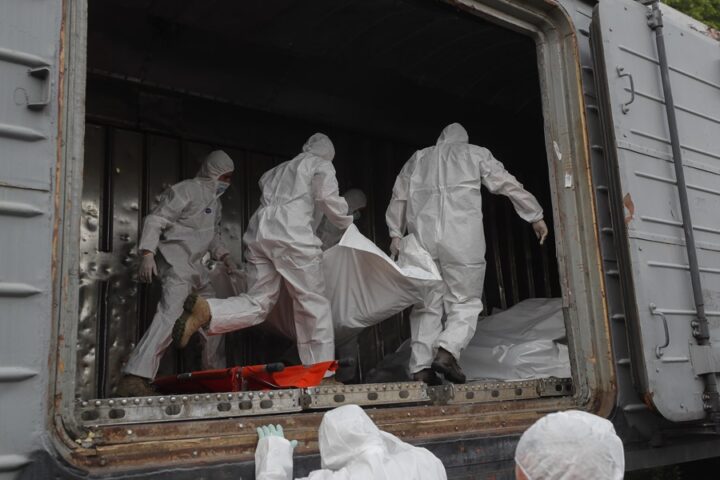Imagen de archivo de soldados ucranianos mientras descargan bolsas para cadáveres de militares rusos en una estación de tren en Kiev. EFE/EPA/Sergey Dolzhenko