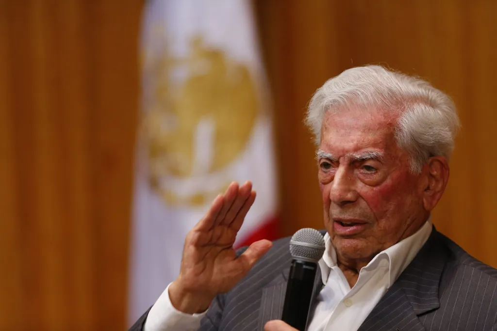 El escritor peruano, Mario Vargas Llosa, habla hoy durante una conferencia de prensa en la V Bienal Mario Vargas Llosa, en la Universidad de Guadalajara (México). EFE/Francisco Guasco