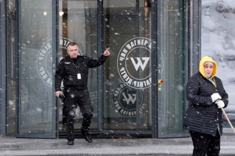 Un vigilante a la entrada del edificio del PMC Wagner Center, sede del Grupo Wagner en San Petersburgo, Rusia. EFE/EPA/Anatoly Maltsev