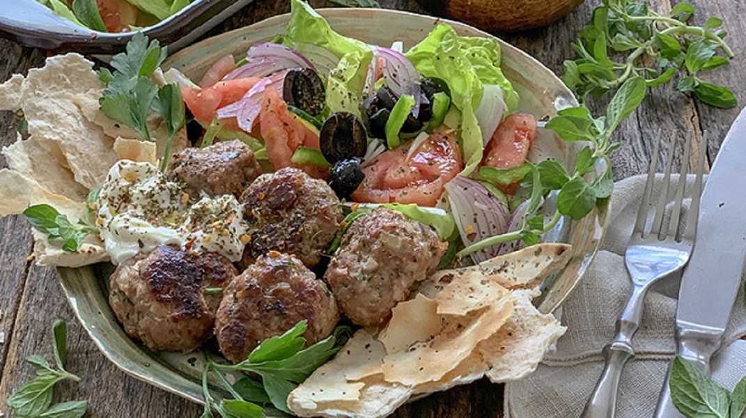 Albóndigas con ensalada griega: prepara esta receta, te encantará