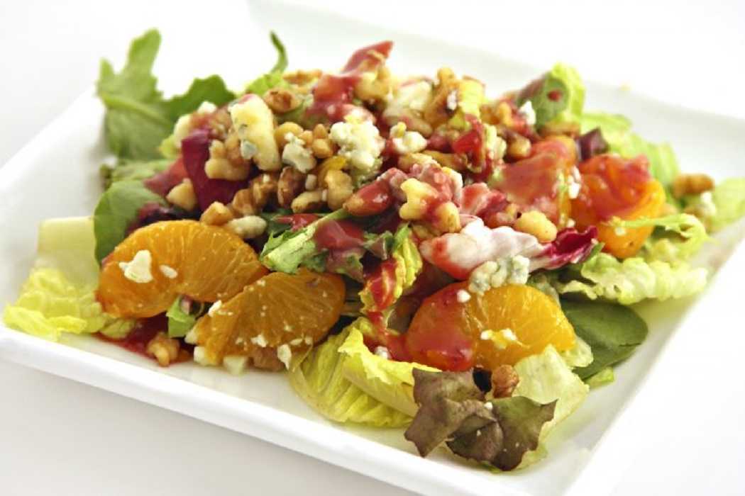 Ensalada con naranja, queso y pistachos: rico plato para la cena