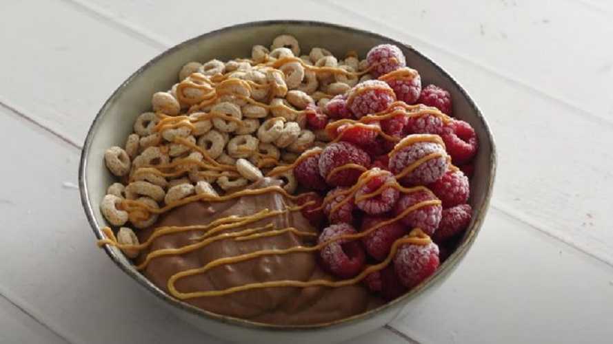 Mouse de chocolate con proteína y cereal