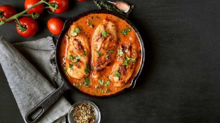 Pechuga de pollo en salsa de pimiento rojo