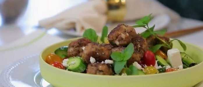 Albóndigas con ensalada griega