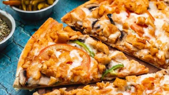 Pizza de pollo con tocino