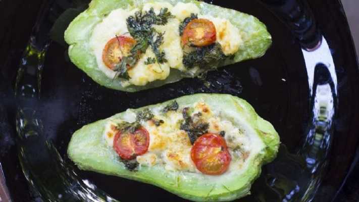 Chayotas rellenas de queso y jamón de pavo
