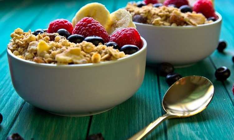 Avena fría con yogur y frutas