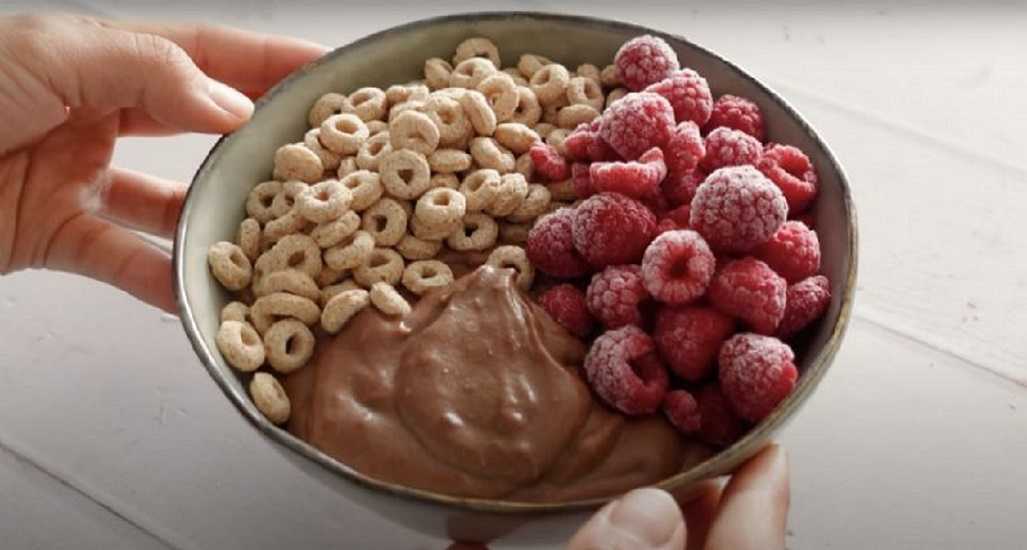 Mouse de chocolate con proteína y cereal para tu desayuno
