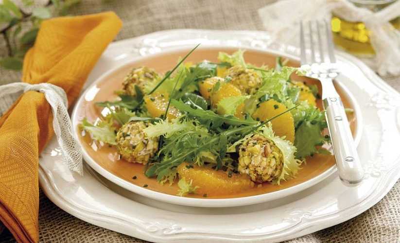 Ensalada con naranja, queso y pistachos