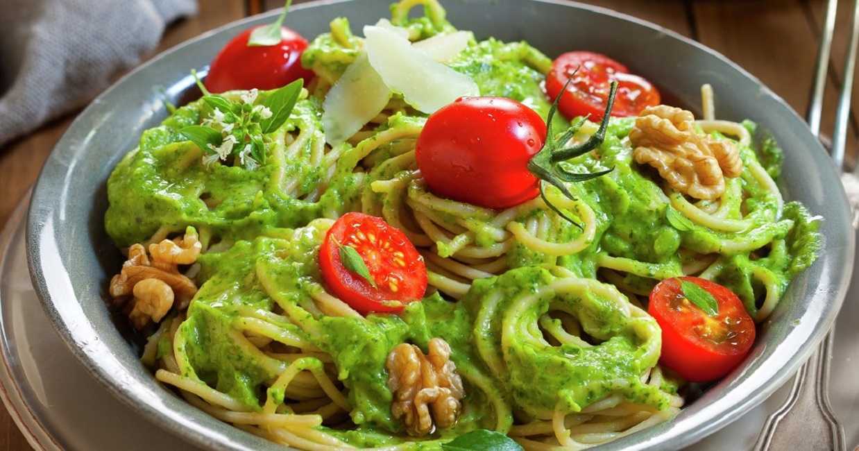 Espagueti con salsa de espinaca y aguacate: así se prepara