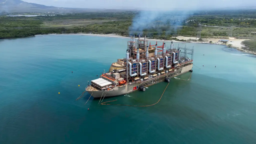 Fotografía aérea de las dos barcazas de generación de energía eléctrica, propiedad de la empresa turca Karadeniz Powership, que han comenzado a funcionar cerca del Puerto Viejo, en Azua (República Dominicana). EFE/Orlando Barría