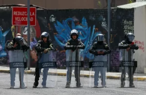 Militares ecuatorianos resguardan la Asamblea Nacional hoy, en Quito (Ecuador). EFE/José Jácome