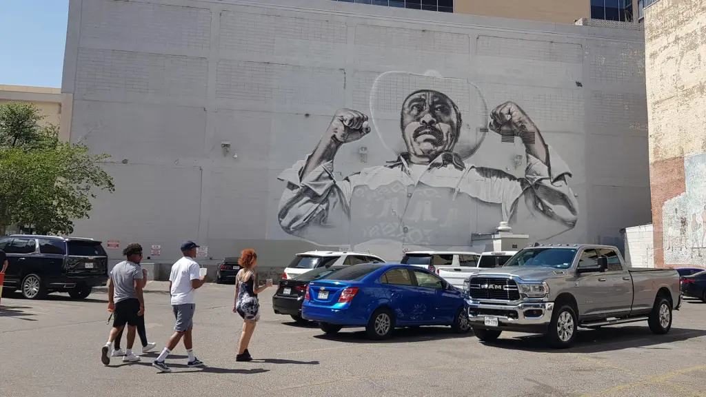 Jóvenes caminan frente a un mural, en El Paso, Texas (EE.UU.). EFE/Jorge Fuentelsaz