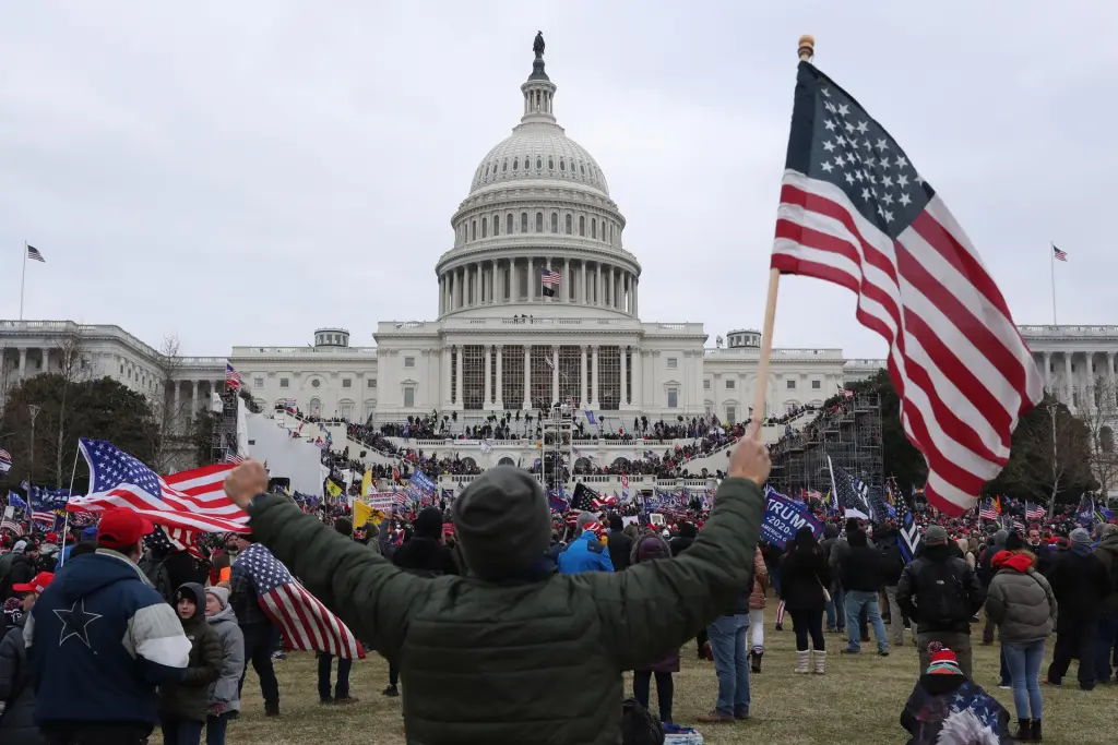 Seguidores de Donald Trump irrumpen en el Capitolio de los Estados Unidos, el 6 de enero de 2021. EFE/Michael Reynolds