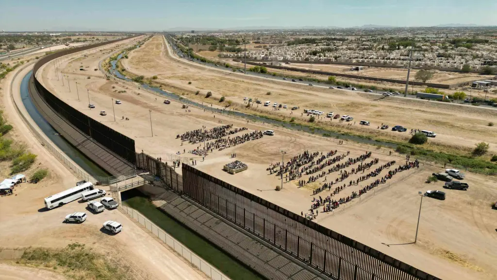 Fotografía aérea muestra a cientos de migrantes mientras esperan junto al muro fronterizo en El Paso, Texas (EE.UU). EFE/Jonathan Fernández