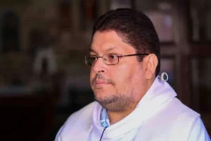 Daniel Mora, sacerdote de la Iglesia de Sagrado Corazón de Jesús, habla con EFE durante una entrevista realizada en la sede de su iglesia, en El Paso, Texas (EE.UU.). EFE/Jonathan Fernández