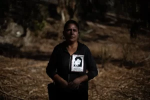 Mónica Monsalves, integrante de la Agrupación de Familiares de Ejecutados Políticos (AFEP), participa en una entrevista con Efe durante el recorrido al cerro Chena, en la comuna de San Bernardo, Santiago (Chile). EFE/Ailen Díaz