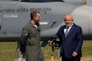 El presidente de Brasil, Luiz Inácio Lula da Silva, encabeza la inauguración de la línea de producción de cazabombarderos Gripen en el país, en Gavião Peixoto (Brasil). EFE/Sebastiao Moreira