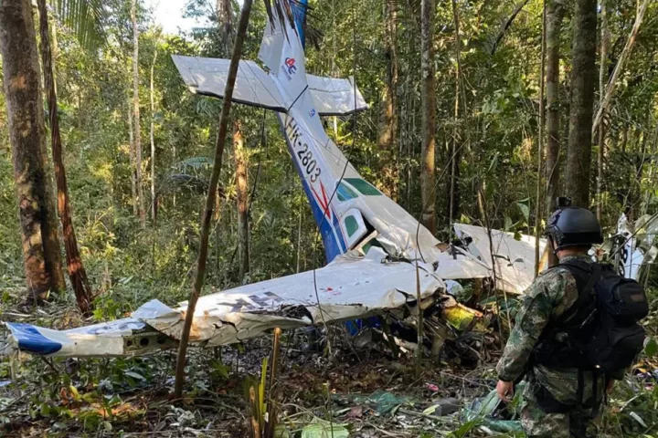 Fotografía cedida por el Ejército de Colombia de las labores de recuperación en el lugar de accidente de una avioneta que cayó en medio de la selva, el 18 de mayo de 2023, en el Guaviare (Colombia). EFE/Ejército de Colombia