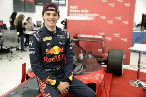 El piloto de automovilismo colombo-estadounidense Sebastián Montoya participa en una firma de autógrafos, en Bogotá (Colombia). EFE/Carlos Ortega