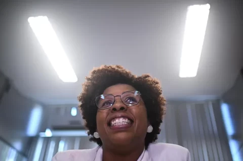 La viceministra de Igualdad Racial de Brasil, Roberta Eugênio, habla durante entrevista con EFE, en Brasilia (Brasil). EFE/André Borges