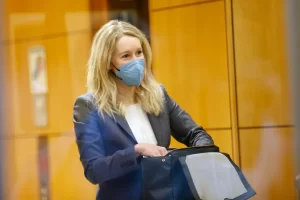 Fotografía de archivo fechada el 2 de noviembre de 2021 de Elizabeth Holmes, fundadora de Theranos, en el Palacio de Justicia de San José, California, (EE.UU.). EFE/John G. Mabanglo