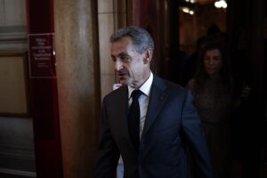 El expresidente francés Nicolas Sarkozy, tras conocer la confirmación de su sentencia, hoy en París. EFE/EPA/Yoan Valat