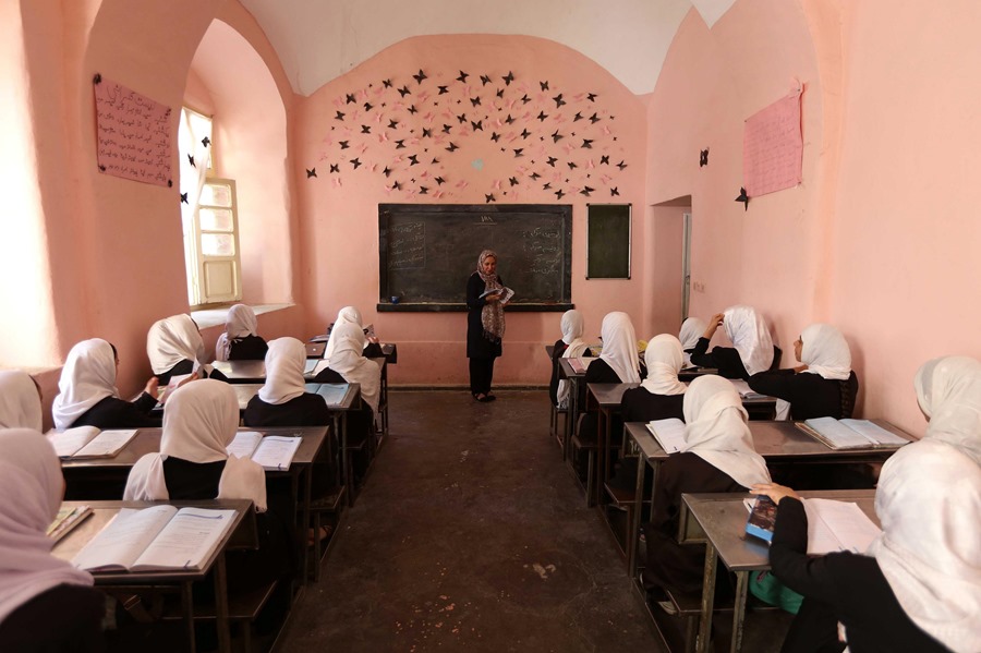 Niñas afganas en una clase en Herat (Afganistán) en una foto de archivo. EFE/Jaul Rezayee