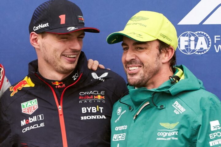 El piloto holandés de Fórmula 1 Max Verstappen (i) y el español Fernando Alonso (d) después de la sesión de calificación del Gran Premio de Fórmula Uno de Canadá. EFE/EPA/Andre Pichette