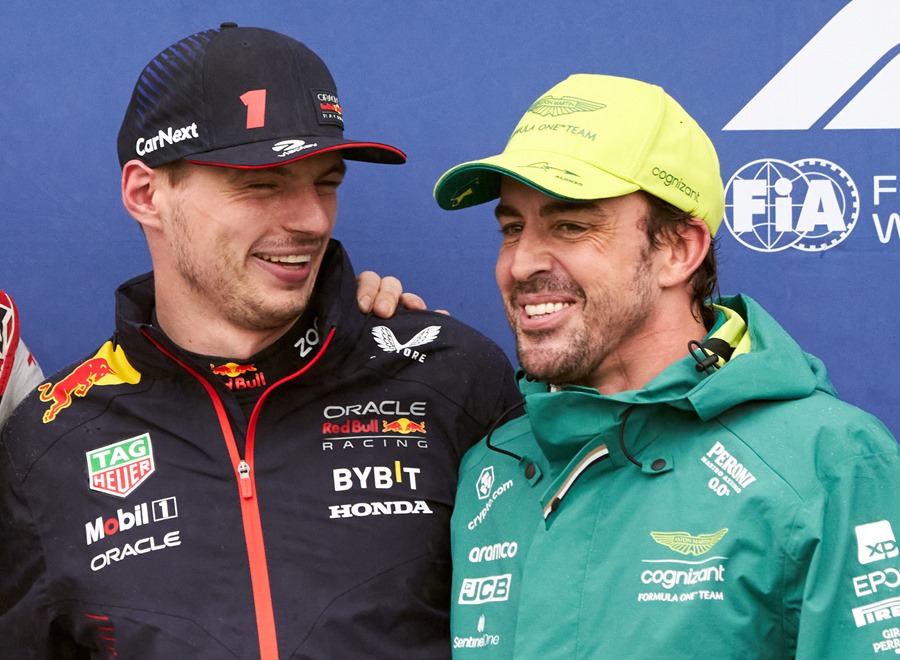 El piloto holandés de Fórmula 1 Max Verstappen (i) y el español Fernando Alonso (d) después de la sesión de calificación del Gran Premio de Fórmula Uno de Canadá. EFE/EPA/Andre Pichette