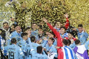 Jugadores de Uruguay celebran con el trofeo de campeones de la Copa Mundial de Fútbol sub-20 tras vencer a Italia hoy, en el estadio Diego Armando Maradona, en La Plata (Argentina). EFE/Demian Alday Estevez