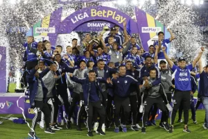 Jugadores de Millonarios celebran al ganar la final de la Primera División del fútbol profesional colombiano ante Atlético Nacional en el estadio El Campín, en Bogotá (Colombia). EFE/Mauricio Dueñas Castañeda