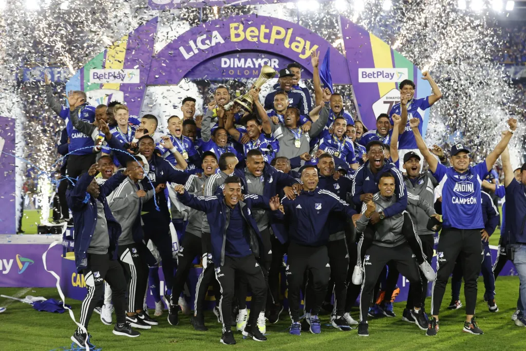 Jugadores de Millonarios celebran al ganar la final de la Primera División del fútbol profesional colombiano ante Atlético Nacional en el estadio El Campín, en Bogotá (Colombia). EFE/Mauricio Dueñas Castañeda
