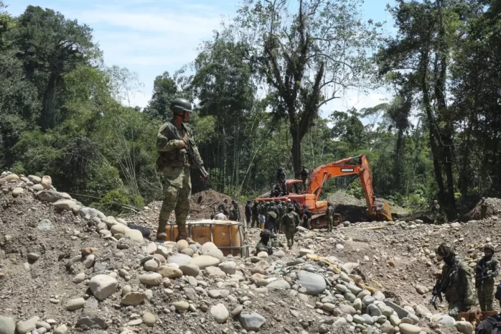Policías y militares realizan un operativo contra la minería ilegal, en el sector de Guayusa en el Rio Punino, provincia del Napo (Ecuador). EFE/Iván Izurieta