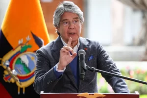 El presidente de Ecuador, Guillermo Lasso, habla durante una rueda de prensa hoy, en el Palacio de Gobierno, en Quito (Ecuador). EFE/José Jácome
