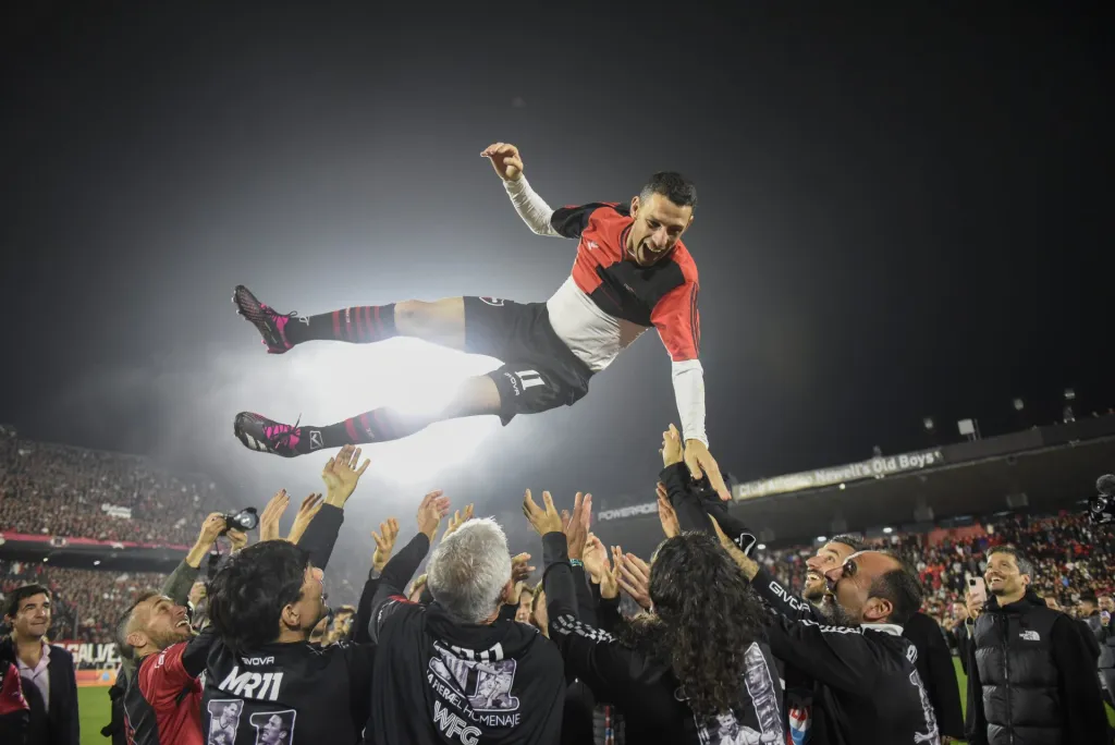 Jugadores y personal levantan a Maxi Rodríguez, durante su partido de despedida en el estadio Coloso Marcelo Bielsa, en Rosario (Argentina). EFE/Franco Trovato Fuoco