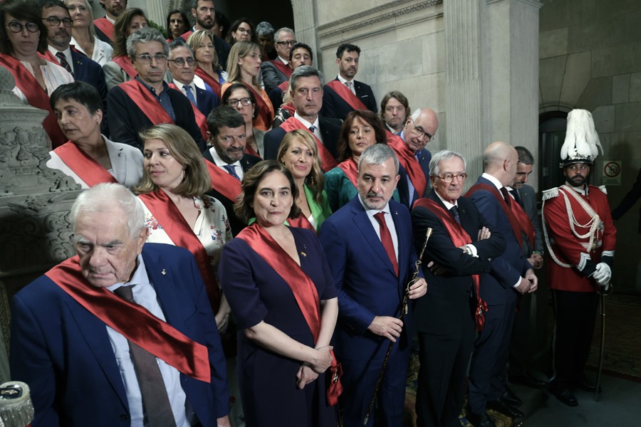 El socialista Jaume Collboni (c) flanqueado por el candidato de JxCat, Xavier Trias (3d), y la candidata de BCNComú, Ada Colau (2i), durante la foto de familia tras el pleno en el que Collboni ha sido elegido nuevo alcalde de Barcelona. EFE/Quique García