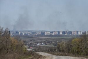 Una columna de humo procedente de la ciudad de Bajmut, en el este de Ucrania, el pasado 7 de junio.EFE/EPA/Oleg Petrasyuk
