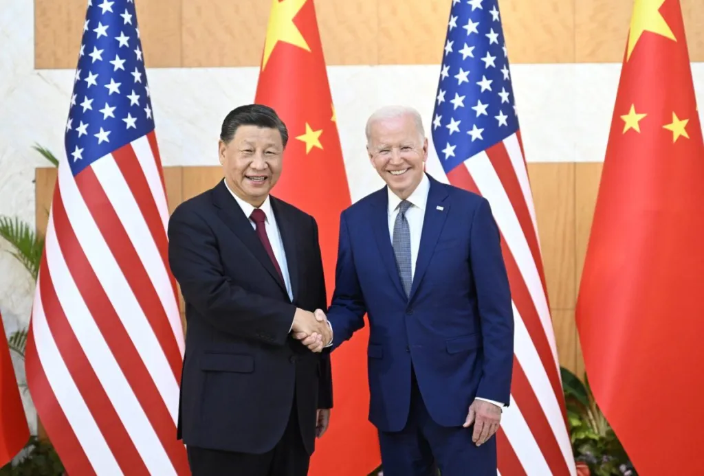 El presidente chino Xi Jinping (i) y su homólogo estadounidense Joe Biden en la Cumbre del G20 celebrada el pasado mes de noviembre en Bali (Indonesia). EFE/ Xinhua /li Xueren