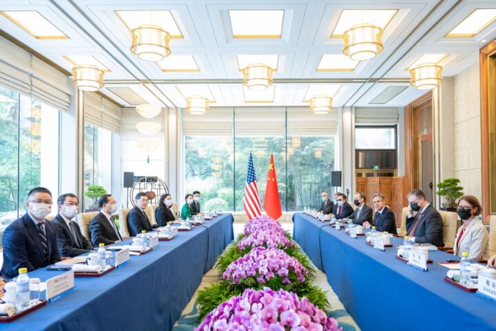El Consejero de Estado y Ministro de Relaciones Exteriores de China, Qin Gang (4-i), durante la reunión en Pekín con el Secretario de Estado de los Estados Unidos, Antony Blinken (3-d). EFE/EPA/XINHUA / Zhai Jianlan