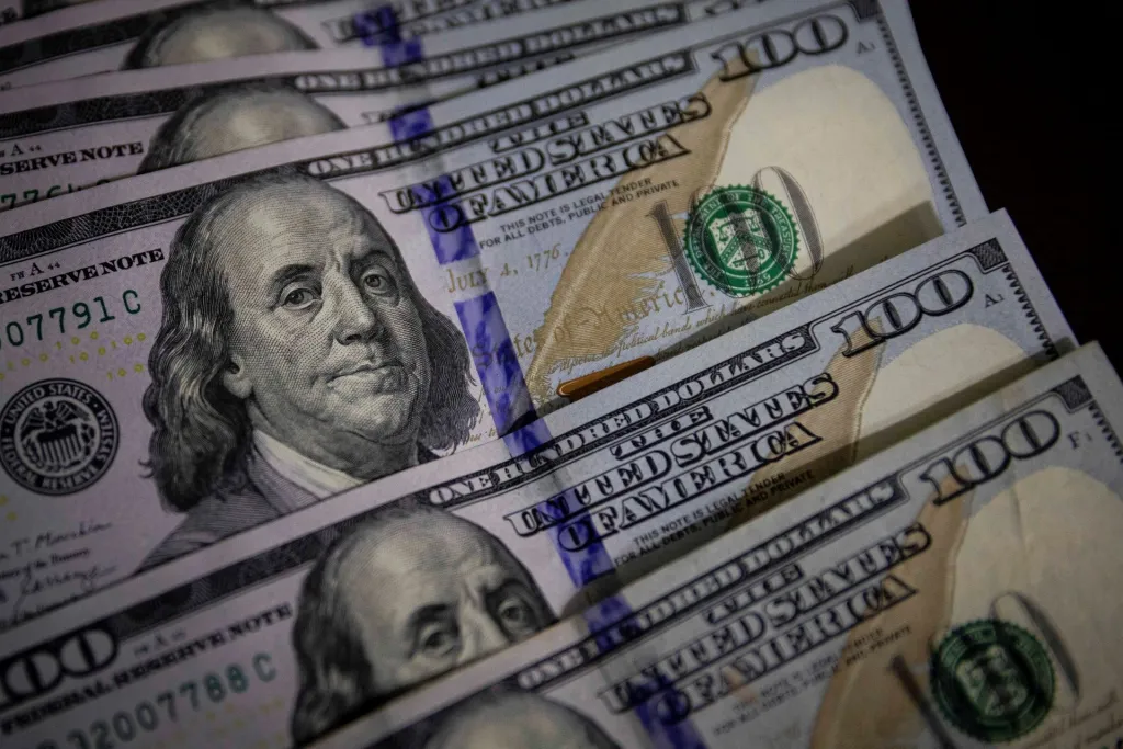 Fotografía de billetes de dólar, en una fotografía de archivo. EFE/Rayner Peña