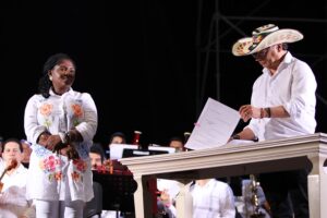 Fotografía cedida por la oficina de prensa de la Vicepresidencia de Colombia del mandatario colombiano, Gustavo Petro (d), y la vicepresidenta, Francia Márquez en Riohacha (Colombia). EFE/ Vicepresidencia De Colombia