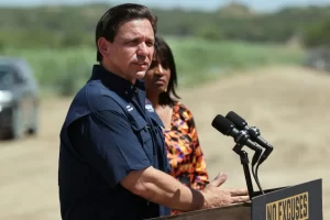 El gobernador de Florida, Ron DeSantis (c), habla durante un acto de campaña, en Eagle Pass, Texas (EE.UU.). EFE/EPA/Adam Davis