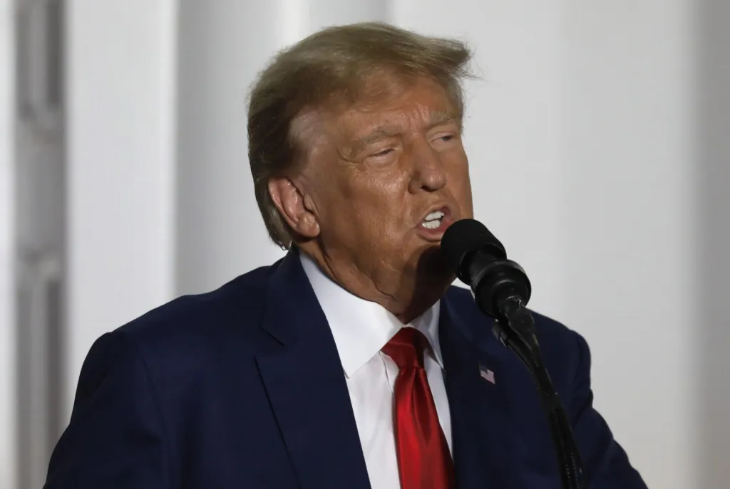 El expresidente de Estados Unidos Donald Trump habla durante un evento de campaña en Bedminster, Nueva Jersey (EE.UU.). EFE/EPA/Peter Foley