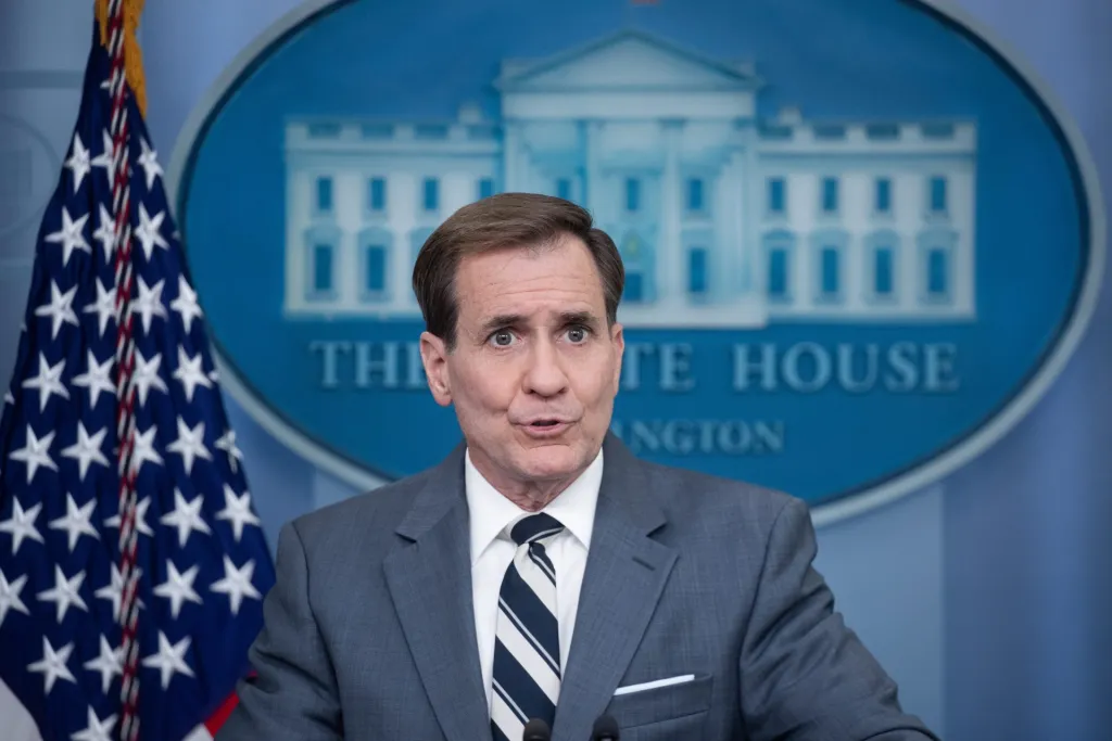 El coordinador de comunicaciones estratégicas del Consejo de Seguridad Nacional de Estados Unidos, John Kirby, habla durante una conferencia de prensa en la Casa Blanca, en Washington (EE.UU.). EFE/EPA/Michael Reynolds/Pool